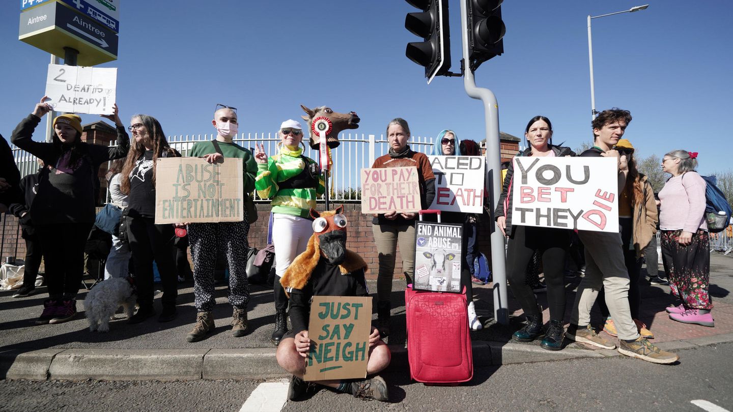 Proteste in Aintree, auch eine Zufahrt zur Rennstrecke blockierten die Demonstranten zeitweise.