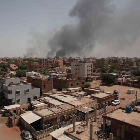Rauch steigt in einem zentralen Viertel von Khartum, Sudan auf