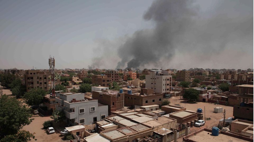Rauch steigt in einem zentralen Viertel von Khartum, Sudan auf