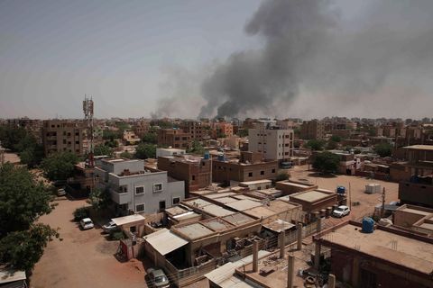 Rauch steigt in einem zentralen Viertel von Khartum, Sudan auf