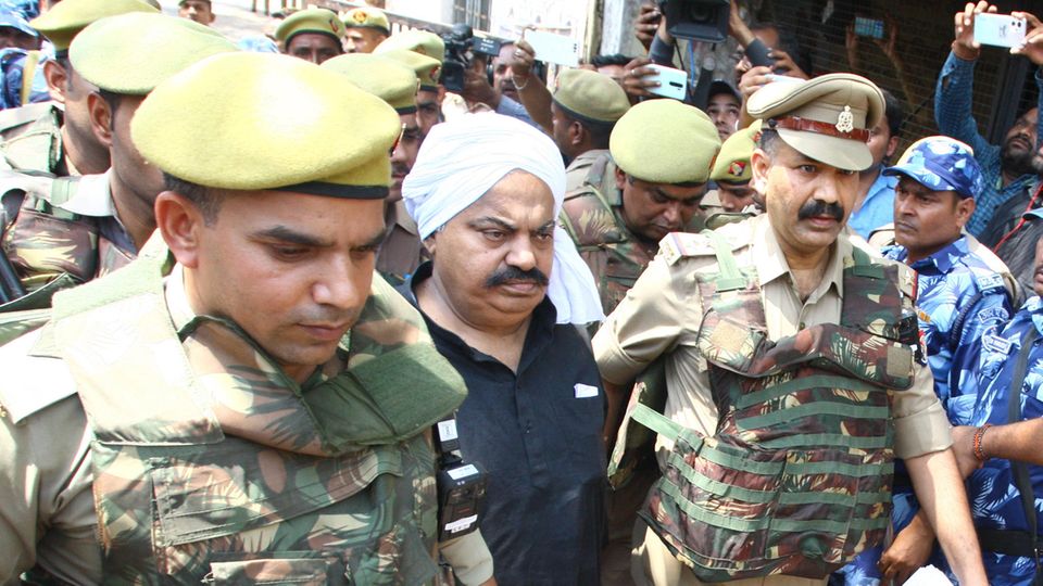 Atiq Ahmad (Mitte) erscheint vor Gericht, Aufnahme vom 13. April 2023