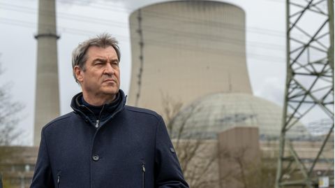 Markus Söder (CSU), Ministerpräsident von Bayern, vor dem Atomkraftwerk Isar 2 