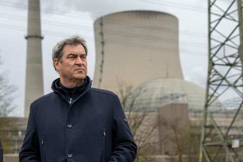 Markus Söder (CSU), Ministerpräsident von Bayern, vor dem Atomkraftwerk Isar 2 