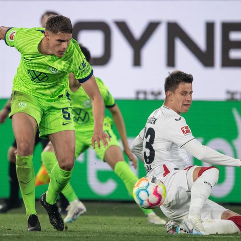 Wolfsburgs Micky van de Ven (l) spielt gegen Leverkusens Adam Hlozek