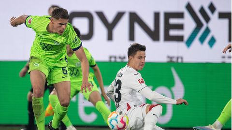 Wolfsburgs Micky van de Ven (l) spielt gegen Leverkusens Adam Hlozek