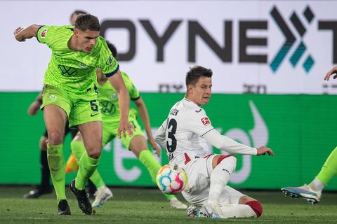 Wolfsburgs Micky van de Ven (l) spielt gegen Leverkusens Adam Hlozek