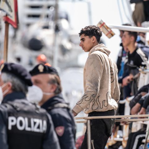 Ein junger Migrant geht in Catania von Bord eines Fischerbootes