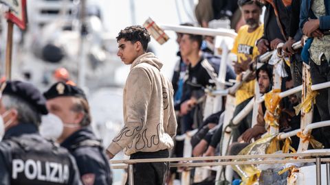 Ein junger Migrant geht in Catania von Bord eines Fischerbootes