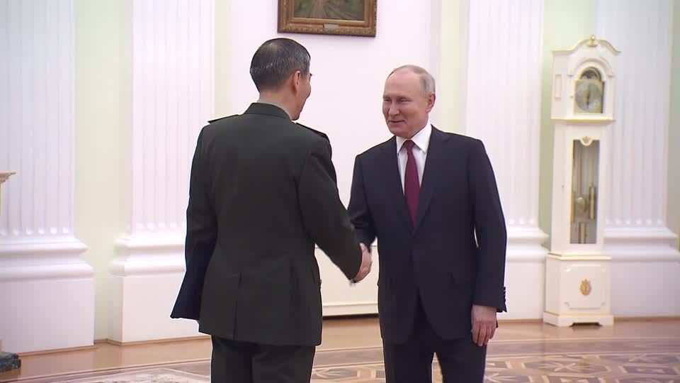 Video: Putin trifft chinesischen Verteidigungsminister in Moskau