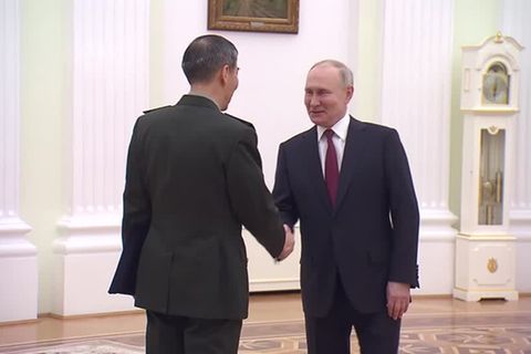 Video: Putin trifft chinesischen Verteidigungsminister in Moskau