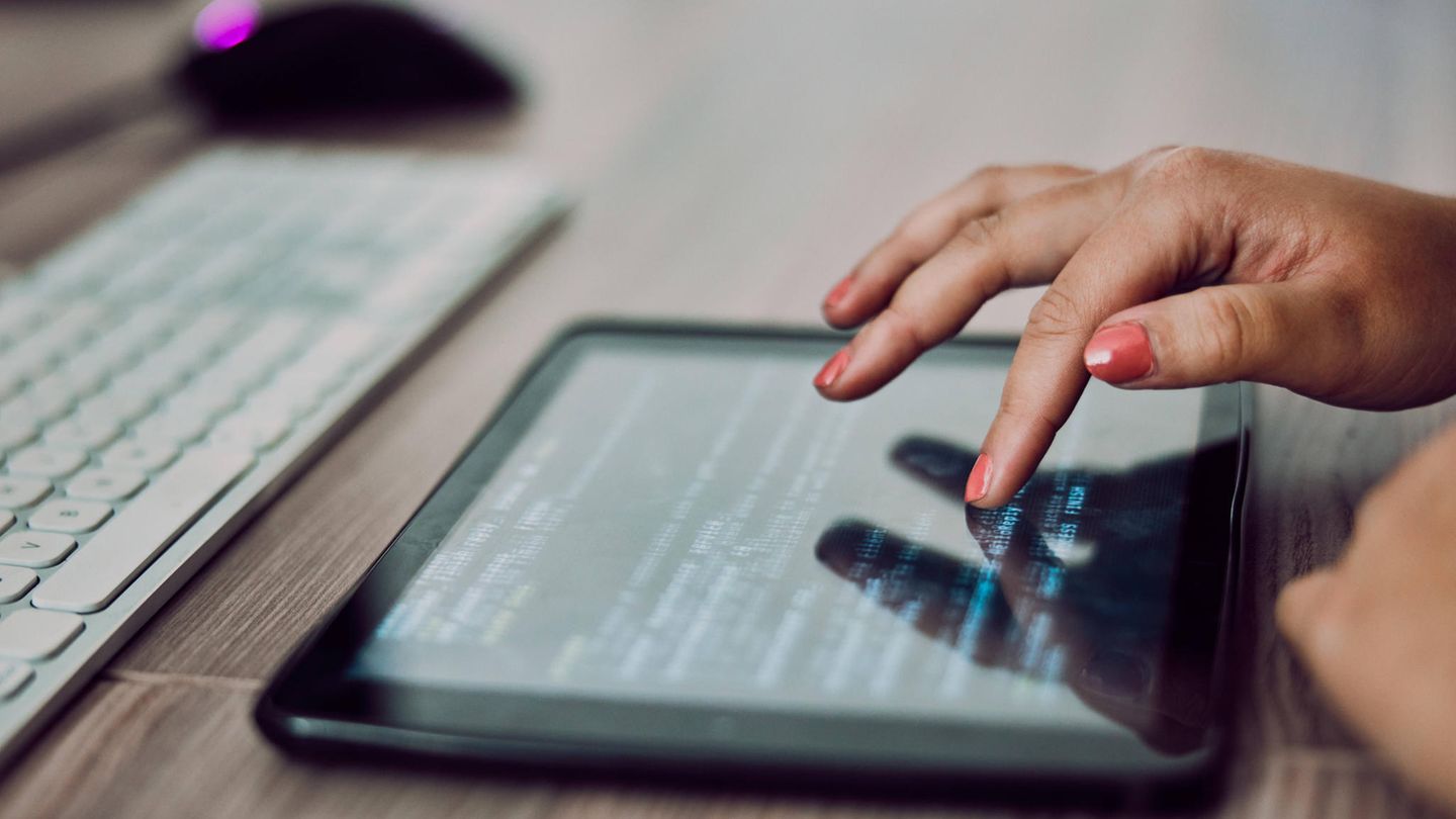 Programmieren im Krieg: Entwicklerin an einem Tablet: Programme lassen sich normalerweise von überall erstellen Entwicklerin an einem Tablet: Programme lassen sich normalerweise von überall erstellen