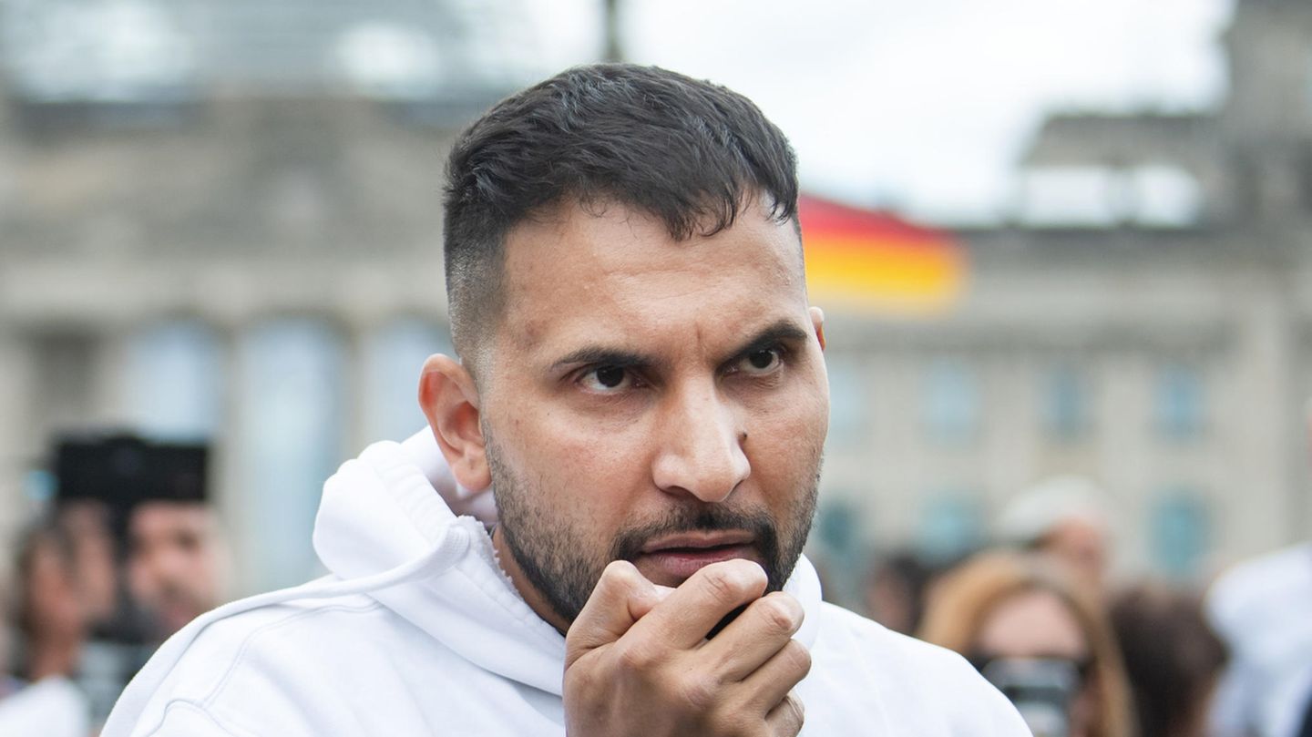 Attila Hildmann spricht auf einer Demonstration in das Mikro eines Megafons