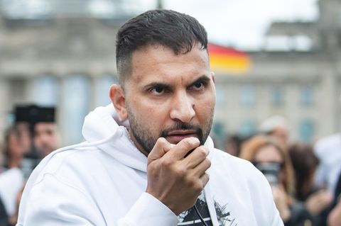 Attila Hildmann spricht auf einer Demonstration in das Mikro eines Megafons