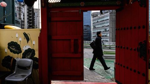 Ein junger Mann geht in Südkorea an einem offenen Tor vorbei