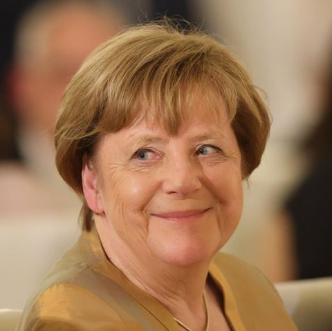 Angela Merkel lächelt als Ex-Bundeskanzlerin bei einem Bankett