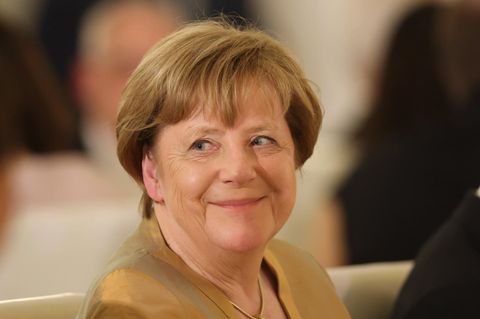 Angela Merkel lächelt als Ex-Bundeskanzlerin bei einem Bankett