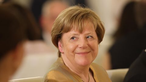 Angela Merkel lächelt als Ex-Bundeskanzlerin bei einem Bankett