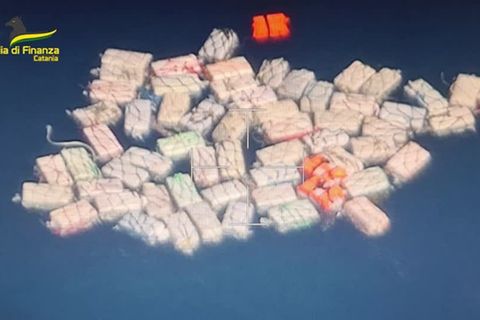 Video: Italienische Polizei fischt zwei Tonnen Kokain aus dem Mittelmeer