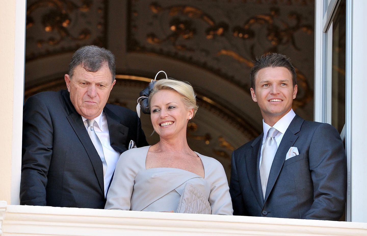 Monaco: Charlènes Eltern sind Michael und Lynette Wittstock. Die beiden sind laut "Voici" sehr sportlich – Michael spielte demnach Cricket und Rugby im Amateurbereich, Lynette war Wasserspringerin und später Schwimmtrainerin – und gaben dies auch ihren drei Kindern mit. Hier sieht man das Paar mit dem mittleren Kind Gareth an einem Fenster des Fürstlichen Schlosses in Monaco am Hochzeitstag von Charlène und Albert. Charlènes Eltern sind Michael und Lynette Wittstock. Die beiden sind laut "Voici" sehr sportlich – Michael spielte demnach Cricket und Rugby im Amateurbereich, Lynette war Wasserspringerin und später Schwimmtrainerin – und gaben dies auch ihren drei Kindern mit. Hier sieht man das Paar mit dem mittleren Kind Gareth an einem Fenster des Fürstlichen Schlosses in Monaco am Hochzeitstag von Charlène und Albert.