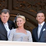 Charlènes Eltern sind Michael und Lynette Wittstock. Die beiden sind laut "Voici" sehr sportlich – Michael spielte demnach Cricket und Rugby im Amateurbereich, Lynette war Wasserspringerin und später Schwimmtrainerin – und gaben dies auch ihren drei Kindern mit. Hier sieht man das Paar mit dem mittleren Kind Gareth an einem Fenster des Fürstlichen Schlosses in Monaco am Hochzeitstag von Charlène und Albert.