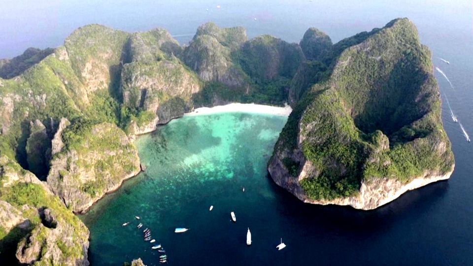 Bucht aus "The Beach" Weltberühmt durch Leonardo di Caprios "The Beach": Maya Bay leidet unter Touristenrückkehr