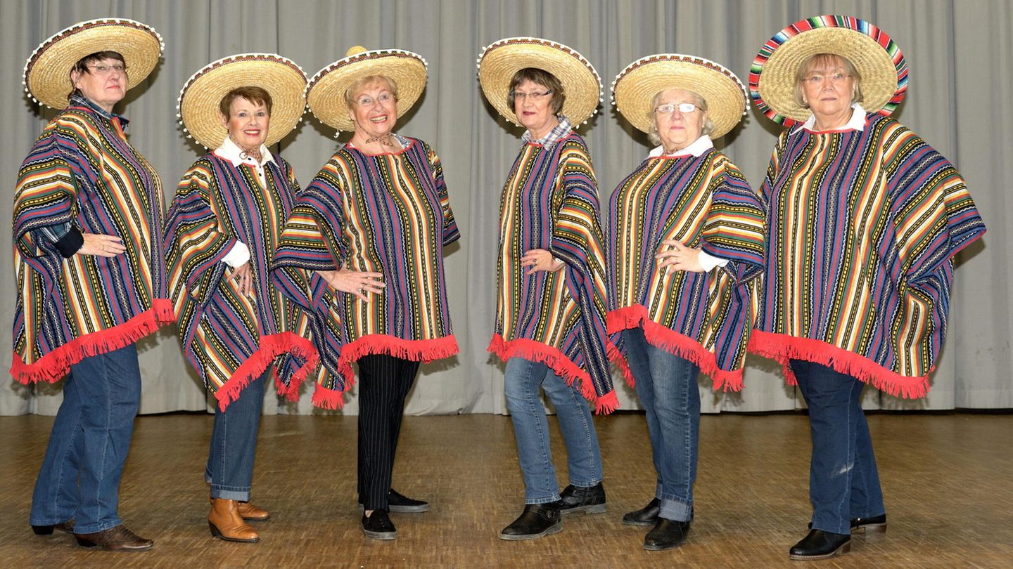 Die Tänzerinnen von AWO Ballett in ihren Ponchos und Sombreros. Die Tänzerinnen von AWO Ballett in ihren Ponchos und Sombreros.