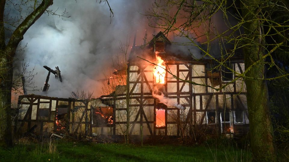 Flammen schlagen aus dem Haus in Hersfeld-Rotenburg