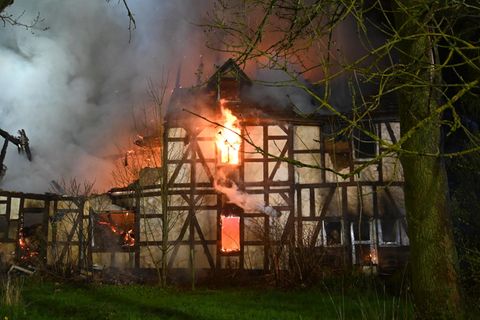 Flammen schlagen aus dem Haus in Hersfeld-Rotenburg