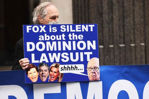 "Fox schweigt über die Dominion-Klage": Protestaktion vor dem Hauptquartier von Fox News in New York City.
