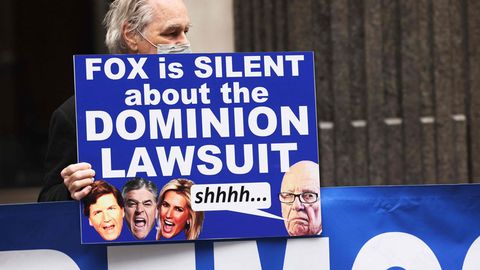 "Fox schweigt über die Dominion-Klage": Protestaktion vor dem Hauptquartier von Fox News in New York City.