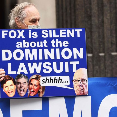 "Fox schweigt über die Dominion-Klage": Protestaktion vor dem Hauptquartier von Fox News in New York City.