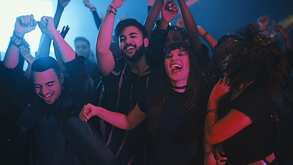 Menschen feiern bei einem Konzert.