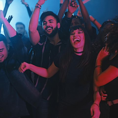 Menschen feiern bei einem Konzert.