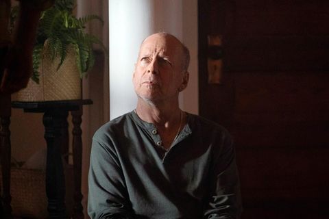 Filmstil Bruce Willis in einer Szene in Survive the Night