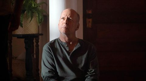 Filmstil Bruce Willis in einer Szene in Survive the Night