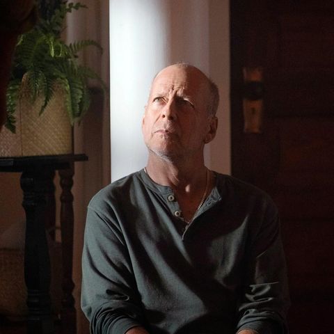 Filmstil Bruce Willis in einer Szene in Survive the Night