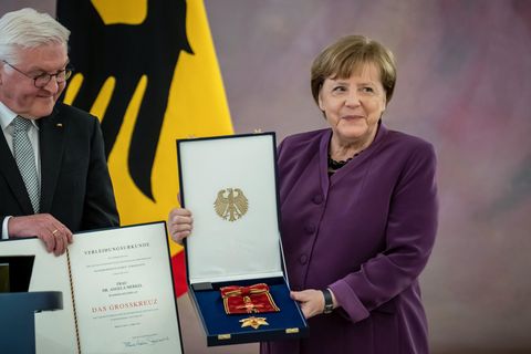 Angela Merkel, (CDU), ehemalige Bundeskanzlerin, bekommt von Bundespräsident Frank-Walter Steinmeier das Großkreuz des Verdienstordens der Bundesrepublik Deutschland in besonderer Ausführung im Schloss Bellevue verliehen