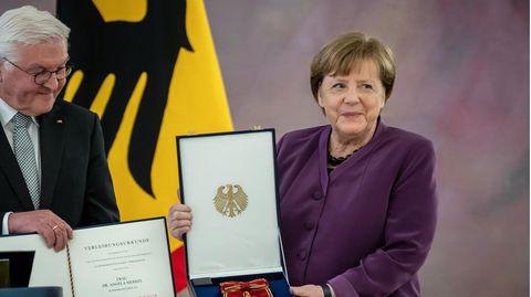 Angela Merkel, (CDU), ehemalige Bundeskanzlerin, bekommt von Bundespräsident Frank-Walter Steinmeier das Großkreuz des Verdienstordens der Bundesrepublik Deutschland in besonderer Ausführung im Schloss Bellevue verliehen