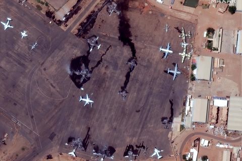 Zerstörte Flugzeuge auf dem internationalen Flughafen von Khartum, Sudan
