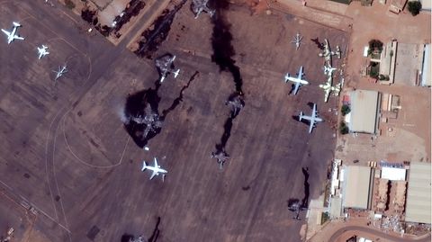 Zerstörte Flugzeuge auf dem internationalen Flughafen von Khartum, Sudan