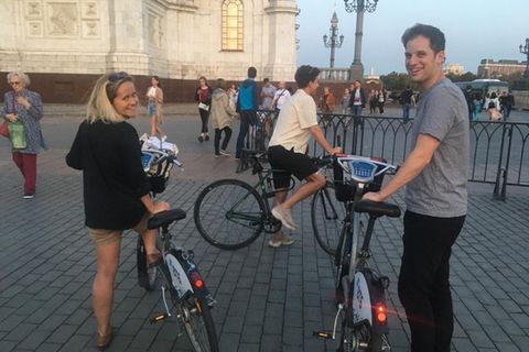 Evan Gershkovich (r.) unterwegs in Moskau 2019 mit Freunden
