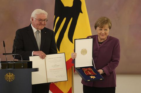 Bundespräsident Frank-Walter Steinmeier und Ex-Kanzlerin Angela Merkel bei der Verleihung des Großkreuzes des Verdienstordens