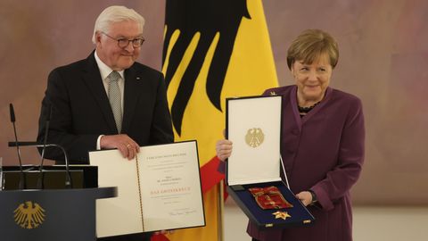 Bundespräsident Frank-Walter Steinmeier und Ex-Kanzlerin Angela Merkel bei der Verleihung des Großkreuzes des Verdienstordens