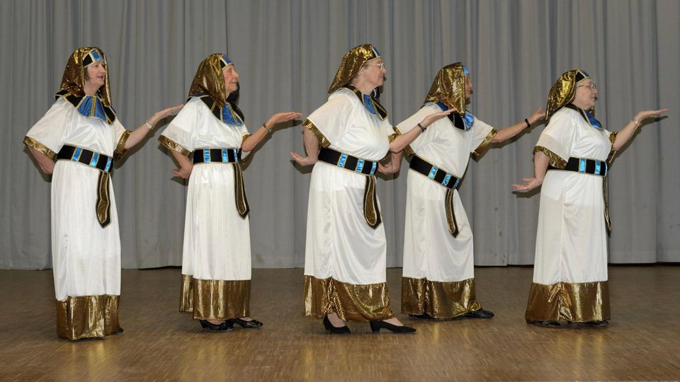 Die Seniorinnen des AWO Ballett tanzen in Pharaonen-Kostümen.