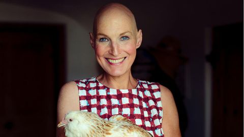 August 2022: Als das Leben hart zu ihr war, tröstete sie zuweilen ein Huhn im Arm – von der Leyen während ihrer Chemotherapie, mit Henne Gudrun