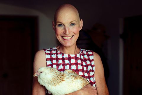 August 2022: Als das Leben hart zu ihr war, tröstete sie zuweilen ein Huhn im Arm – von der Leyen während ihrer Chemotherapie, mit Henne Gudrun