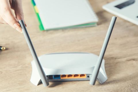 Ein WLAN-Hotspot steht auf einem Schreibtisch