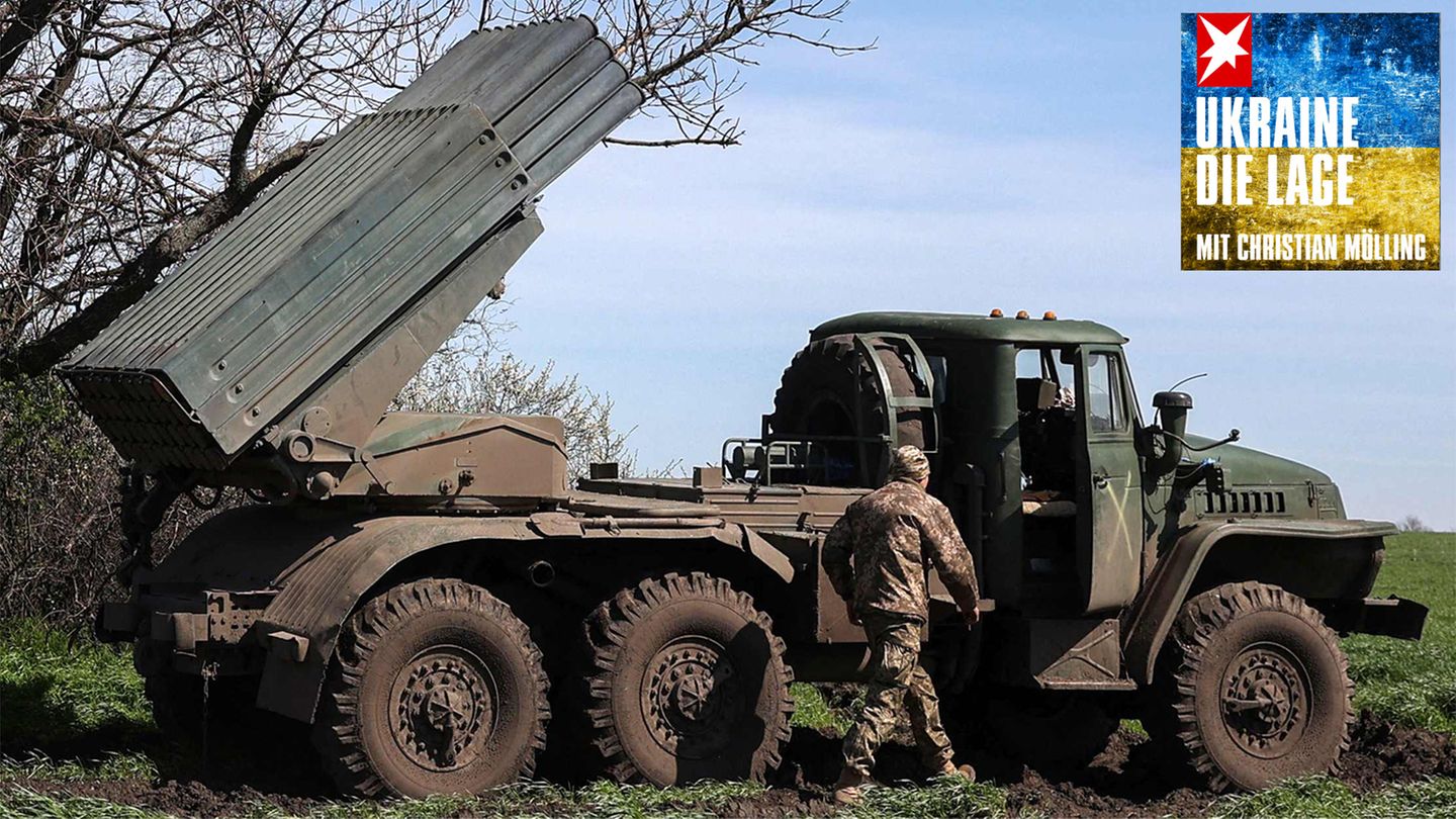 Ukrainische Artilleristen bereiten einen BM-21 Grad Mehrfachraketenwerfer vor, um auf russische Stellungen an der Frontlinie in der Region Donezk zu feuern.