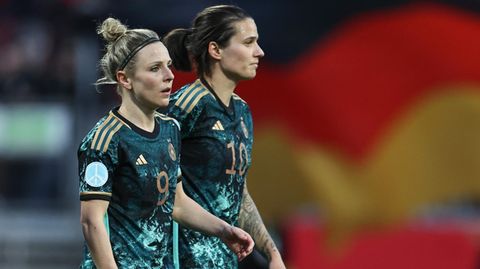 Noch keine TV-Rechte für die WM: Nationalspielerin Svenja Huth (l.) beim Abschiedsspiel von Dzsenifer Marozsán in Nürnberg