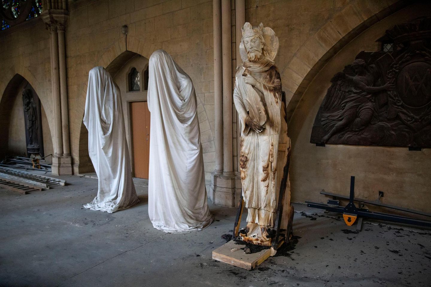 Juni 2019: Statuen aus dem Kircheninneren wurden nach dem Brand in Sicherheit gebracht – insgesamt hat man 1300 Kunstwerke evakuiert
